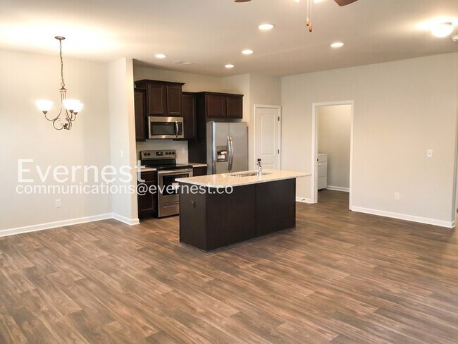 Building Photo - 4 Bed/2.5 Bath Home with Garage / Pet-Friendly / Vouchers Accepted / Available Now!