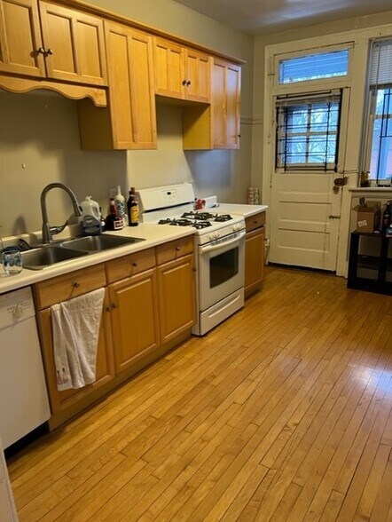 Building Photo - 1406 W Warner Ave