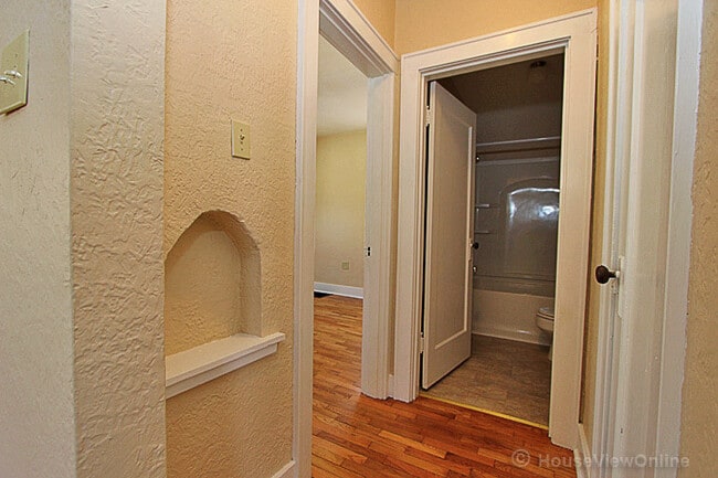 Building Photo - House Close To Campus!