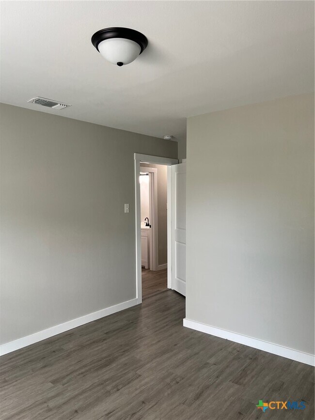 Building Photo - 919 Stetson Ave