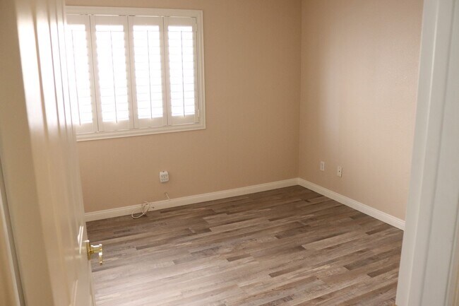 Building Photo - AVAILABLE NOW! SINGLE STORY HOME IN SOUGHT...