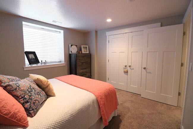 Building Photo - Beautiful 4 bed 3.5 bath townhome in Aspen...