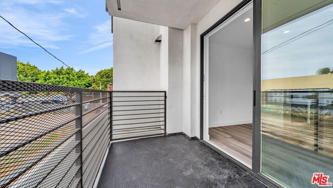 Building Photo - 667 N Wilton Pl