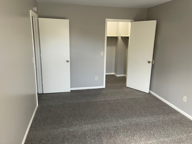 Building Photo - 4465 W Milham Ave