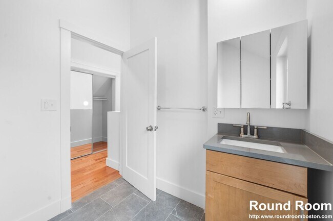 Building Photo - Renovated 3 bed 2.5 bath in Cambridge