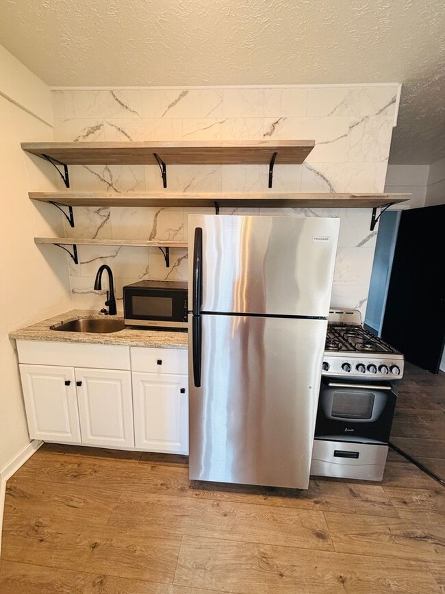 Building Photo - One Bedroom on Quiet Street w/ Parking