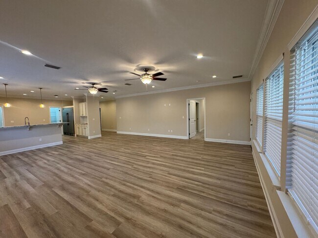 Building Photo - $500 OFF in NOVEMBER: Move-In Special!