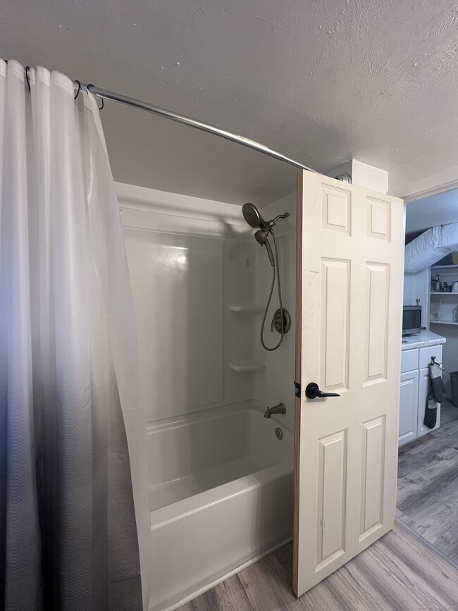 Building Photo - 466 Derby Ave