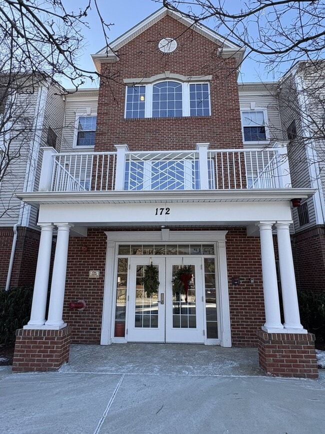 Building Photo - Spacious and Stylish 2 bedroom, 2 bath condo is desirable Coachman's Ridge complex