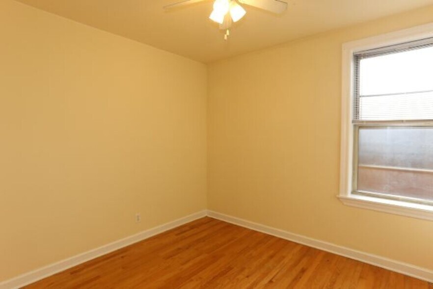 Building Photo - 555 W Aldine Ave