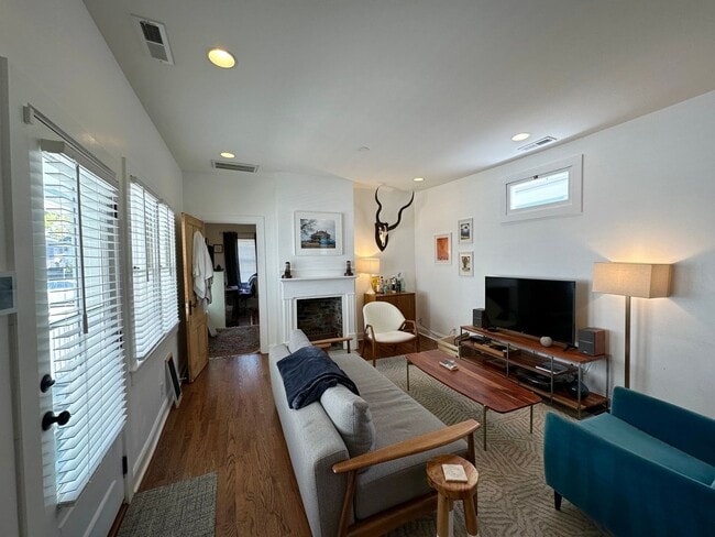Building Photo - Charming Updated Three Bedroom Home Downtown