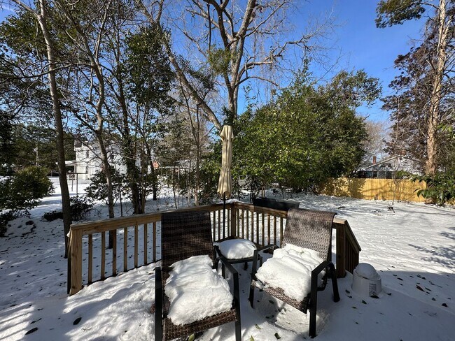 Building Photo - Fully Furnished 3 Bed 2 Bath Home