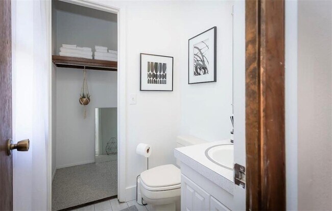 Building Photo - 6 Lambeth Cir