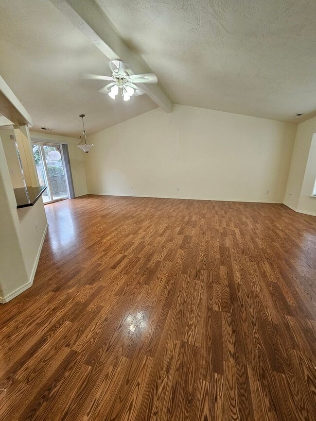 Building Photo - Lovely Central Point Home in Convenient Location