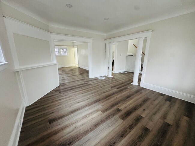 Building Photo - Charming 4-Bedroom Property in Prime Location