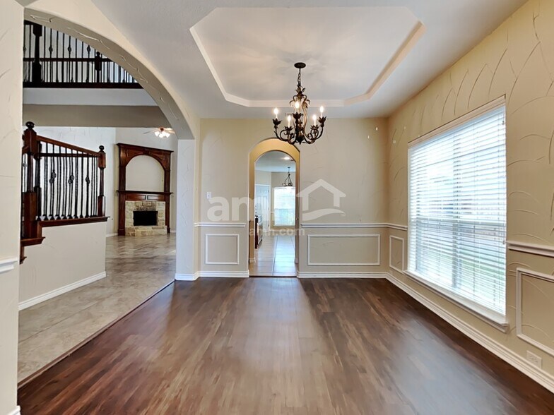 Building Photo - 404 Roundrock Ln