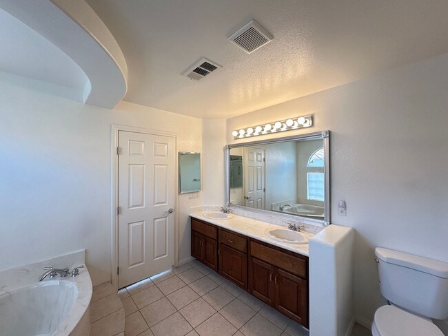 Building Photo - Pinnacle Peaks-Torrey Pines Southwest