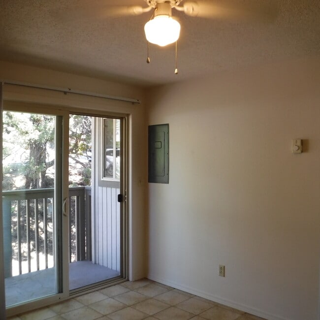 Building Photo - Conveniently Located 2 Bed/1 Bath Unit on ...