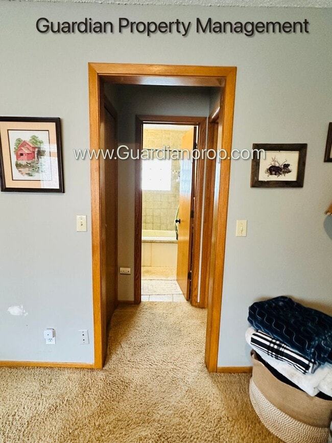 Building Photo - Orono Single Family Home, Large Garage, Sp...