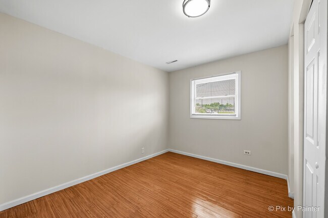 Building Photo - 327 E Lake St