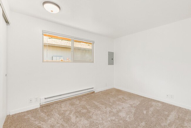 Building Photo - Downtown Issaquah 2 Bedroom 1 Bath Duplex
