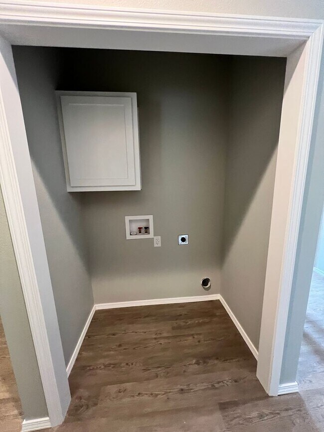 Building Photo - 4 bedroom 2 bath Bolivar MO
