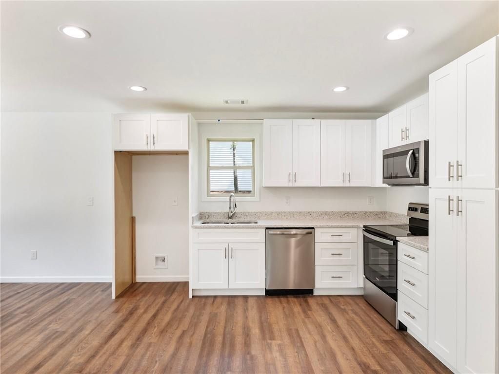Building Photo - 8083 Beachwood Dr