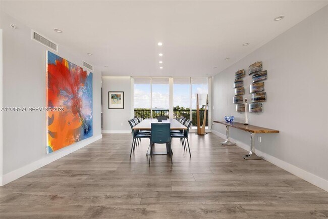 Building Photo - 1000 Venetian Way