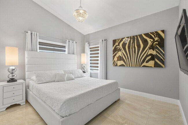 Building Photo - 7101 W Lake Dr