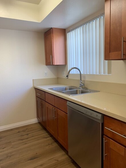 Building Photo - 1116 Elm Ave