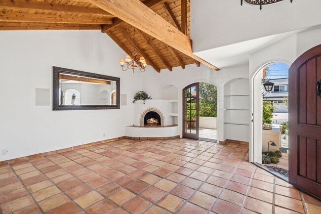 Building Photo - Charming 3BD Home in Coveted Newport Heights