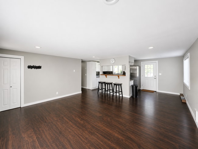 Building Photo - 1566 NE Echo Dr