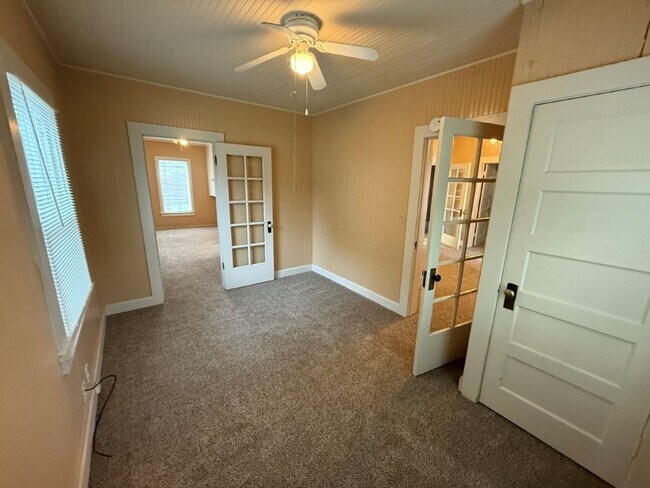 Building Photo - 3 Bedroom 1.5 Bath Downtown Dixon *STAR RENTALS