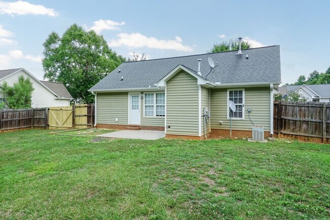 Building Photo - THREE BEDROOM HOME WITH LARGE YARD!