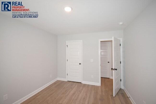 Building Photo - Beautiful, modern 4 bdrm home with attache...