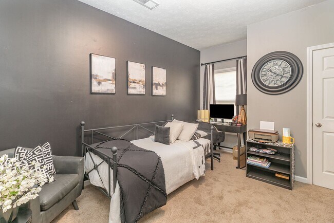 Building Photo - Stylish Furnished 2BR Retreat w/ Garage | ...