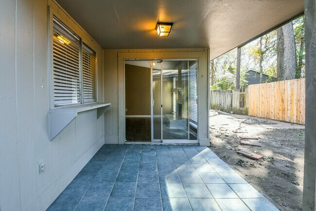 Building Photo - 21 Pineash Ct