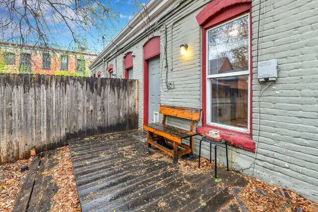 Building Photo - $1,570.00 - 1 Bed,1 Bath, Multiplex in Den...