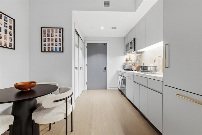 Building Photo - 55 Lagrange St