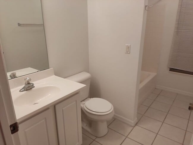 Building Photo - 17 Ziegler Pl