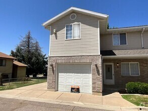 Building Photo - 3 bdrm 2 1/2 bath Townhome