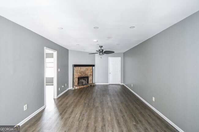 Building Photo - 735 Oak Dr