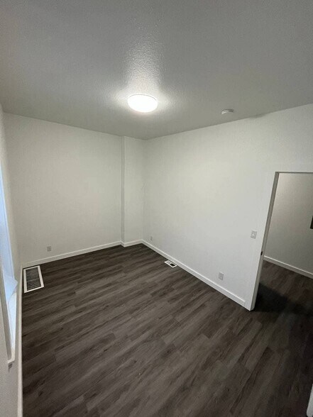 Building Photo - 1528 E Orman Ave