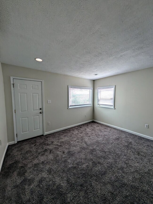 Building Photo - Large 3 Bedroom on a quiet street with Off Street Parking