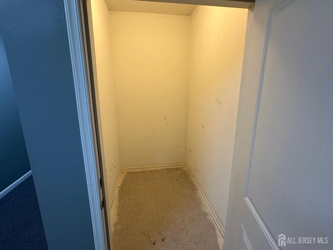 Building Photo - 50 Roosevelt Ave