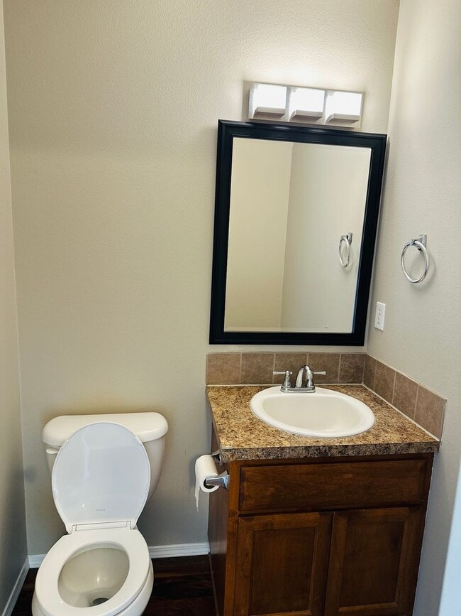 Building Photo - Charming Updated Property in Amazing Neighborhood