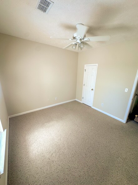 Building Photo - 2112 Parkview Dr S