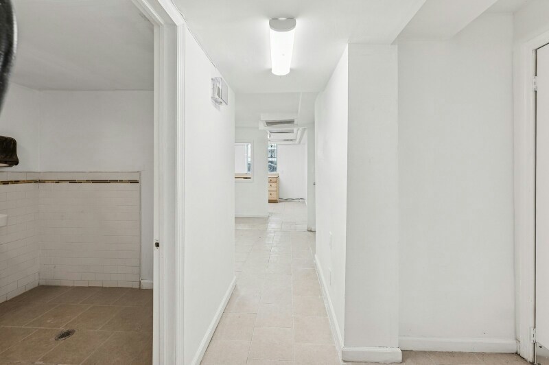 Building Photo - 1549 Selwyn Ave