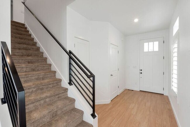 Building Photo - Like New Chic, Modern Spotless w 2 car attached