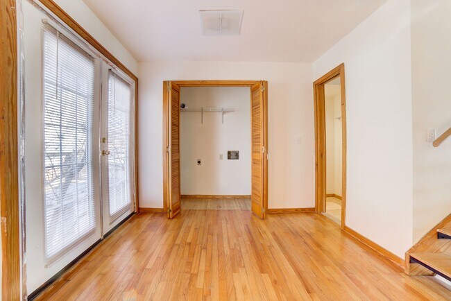 Building Photo - 2 Bed 2.5 Bath Right off Cherry Street!!